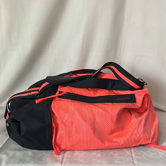 Lululemon Very Roomy Neon Orange/Navy Blue Duffel Bag - Picture 2 of 12